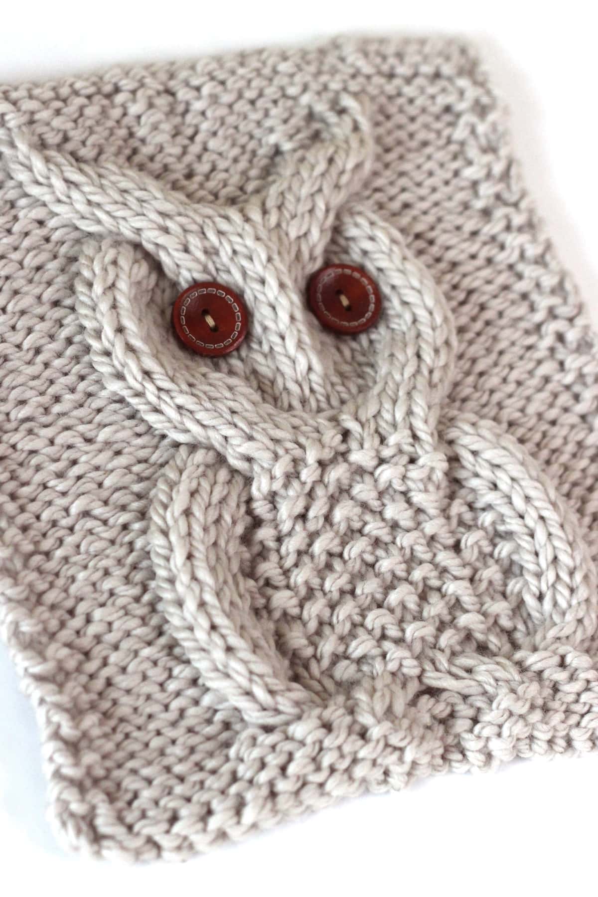 Owl design side view of the texture for Cable Stitch in beige yarn color.